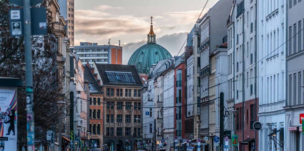 Angesichts stark gestiegener Baupreise und hoher staatlicher Kosten beim Neubau müsste vielmehr an den großen Stellschrauben gedreht werden. Ansonsten verpasst die Ampel auch in Zukunft absehbar ihr Ziel, 400.000 Wohnungen jährlich zu bauen.