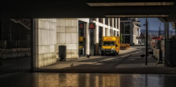 Natürlich profitiert die Gruppe stark davon, dass seit Beginn der Pandemie immer mehr Verbraucher übers Internet bestellen. Der daraus resultierende Paket-Boom hat den Konzern auf ein "neues Leistungsniveau" gehoben.