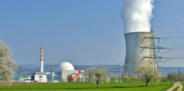 Dafür könne eine Weiternutzung von Atomstrom bedeuten, "dass weniger Stein- und Braunkohle verfeuert werden müssen". Auch kämen 45 Prozent der Steinkohle aus Russland und könnten ebenfalls wegbrechen.