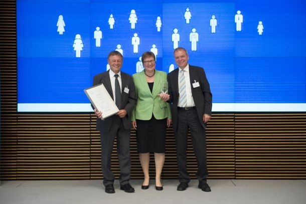 Die Parlamentarische Staatssekretärin Iris Gleicke mit Hartmut Galenski (links) und Frank Wenzel (rechts)