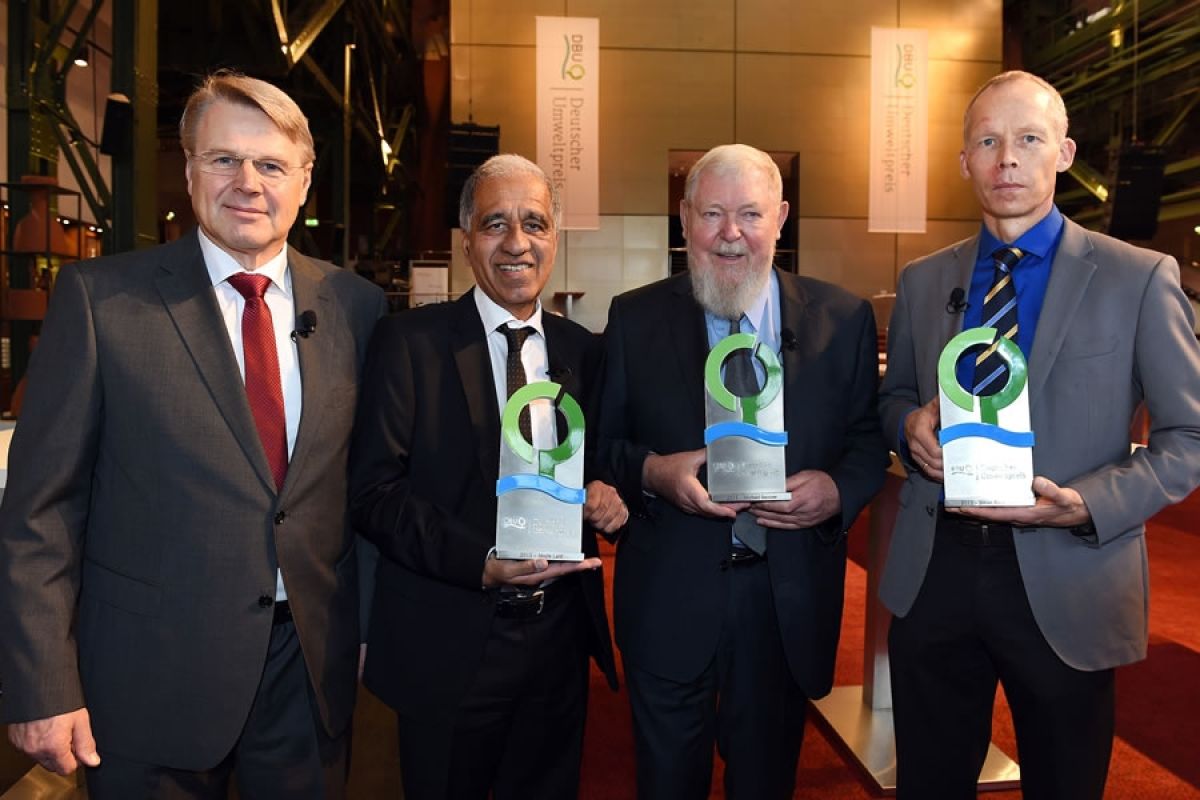 (v.r.) Prof. Dr. Johan Rockström, Prof. em. Dr. Michael Succow (Ehrenpreis) und Prof. Dr. Mojib Latif mit DBU-Generalsekretär Dr. Heinrich Bottermann