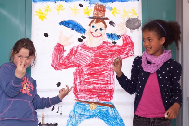 Paula und Leyana (beide 9 Jahre) in einem Kurs der LichtwarkSchule in Rahlstedt.