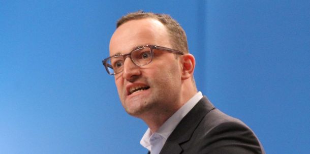 Jens Spahn verkündete am Freitag : Der tägliche Anstieg an Covid-19-Fallzahlen hat sich deutlich verringert und die tägliche Zahl der Genesenen übersteigt mittlerweile die der Neuinfizierten.