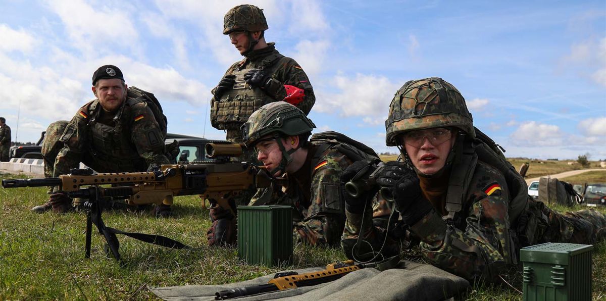 Zwar sei die Truppe immer bereit, betont die Wehrbeauftragte. Aber die Sicherheitslage fordere ihren Tribut bei den Soldatinnen und Soldaten. Denn die Personaldecke bei der Bundeswehr ist zu dünn - und das schon seit Jahren.