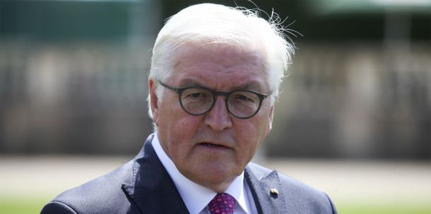 Steinmeier forderte Land und Leute auf, sich wieder auf die eigenen Stärken zu besinnen. Die vergangenen drei, dreieinhalb Jahrzehnte hätten gezeigt, "dass wir immer wieder Krisen durchlebt haben und uns aus ihnen herausarbeiten konnten. Das sollte uns auch jetzt Selbstbewusstsein vermitteln.