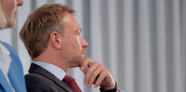 Erst brachte Lindner mit dem hausgemachten Haushaltsfiasko und dem deshalb beschlossenen Ende der Agrardieselsubventionen die Bauern gegen sich auf. Dann schlug die halbe EU wegen seiner Blockade des Lieferkettengesetzes die Hände über dem Kopf zusammen - nur wenige Tage nachdem sich eine Gruppe prominenter Frauen öffentlich gegen die FDP-Blockade beim Frauenschutzgesetz stellte.