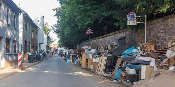 Flamersheim (Kreis Euskirchen), Horchheimer Straße. Aufräumen nach dem Hochwasser Juli 2021.