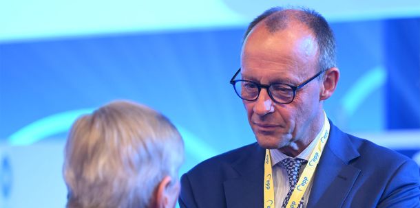 Es bleibt völlig offen, welche Werte die CDU meint. Die Werte des Grundgesetzes? Die Werte des christlich-konservativen Milieus? Die Werte der CDU unter Friedrich Merz?