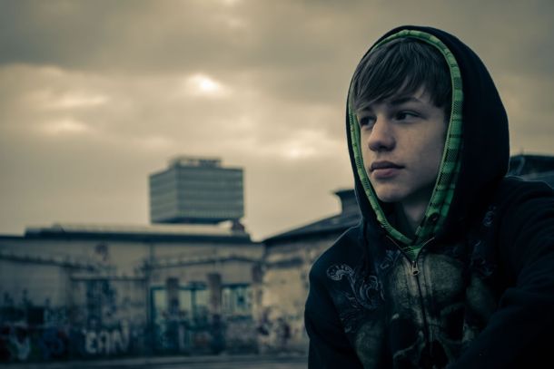 Wenn Kinder in schwierigen Verhältnissen aufwachsen, kann das einen negativen Effekt auf ihren Schulerfolg haben.