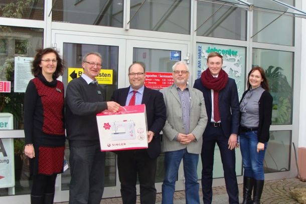 Bild I v.l.n.r.: Ursula Bremer (Abteilungsleitung Eingliederung JC), Wolfgang Sachitzki (PACE-Mitarbeiter im JC), Dr. Frank-Peter Heidrich (Referent für Öffentlichkeitsarbeit in der Staatskanzlei), Heinz Lohrengel (Abteilungsleiter Verwaltung JC), Tjark Thönßen (Praktikant in der Staatskanzlei), Claudia Vörtmann (Mitarbeiterin im Referat 401 der Staatskanzlei).