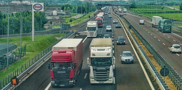 Im Übrigen gibt es bei näherer Betrachtung längst reichlich Tempolimits. Auf Landstraßen, innerorts und auf vielen, vielen Autobahnkilometern steht die Straßenverkehrsordnung bereits auf der Bremse.