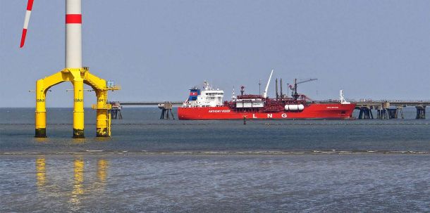 Umstritten ist etwa das Flüssiggasterminal vor der Insel Rügen. Der Protest dagegen ist verständlich. Womöglich sinkt die Attraktivität des Feriengebiets durch die von Land aus sichtbaren Anlagen. Auch fürchten Umweltschützer Naturschäden. Es gäbe also Gründe, auf diesen Gasumschlagplatz zu verzichten.