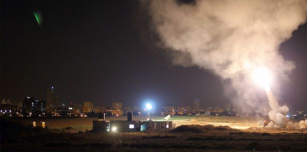 Ob der "Iron Dome", der eiserne Schutzschirm, auch dann standhält, wenn neben iranischen Raketen Hunderte Geschosse der Hisbollah aus dem Libanon angeflogen kommen, bleibt offen.