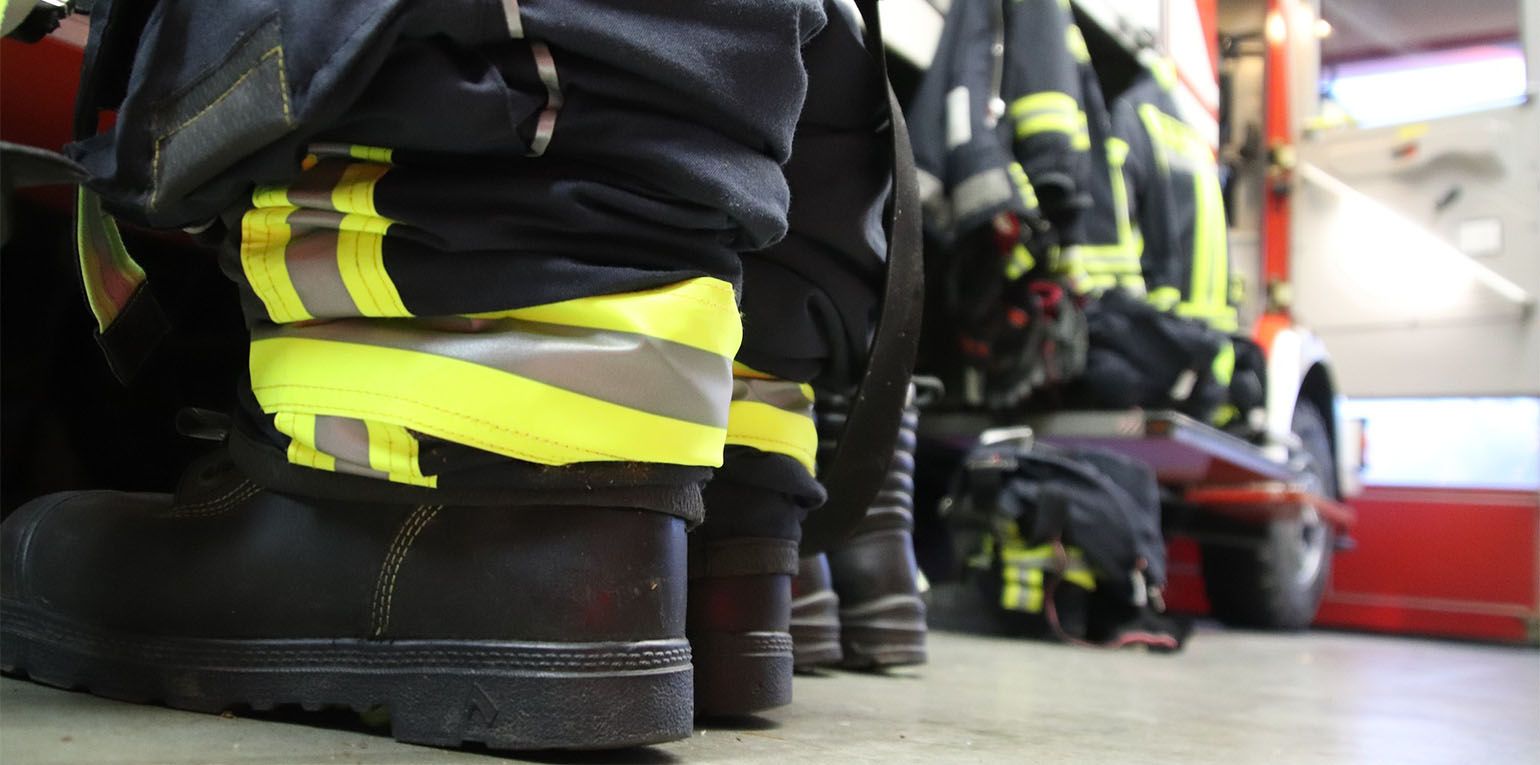 "Wir haben beispielsweise das Problem der Tagesalarmbereitschaft. Die Menschen arbeiten nicht mehr dort, wo sie wohnen und Mitglied der Freiwilligen Feuerwehr sind", sagte Verbandspräsident Karl-Heinz Banse. "Im Fall eines Brandes sind sie also nicht da."