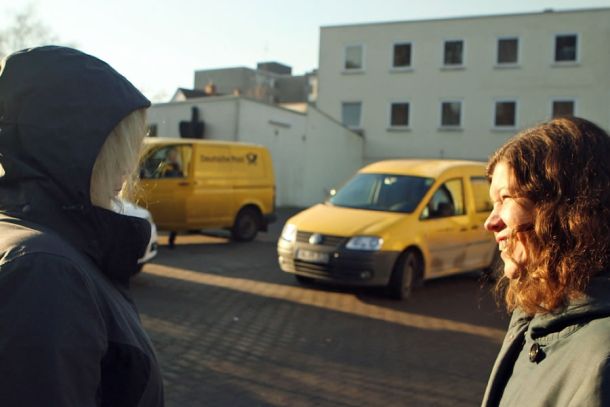 Eine Mitarbeiterin der Post packt aus. Anonym berichtet sie "ZDFzoom"-Autorin Julia Friedrichs von der sozialen Schieflage.