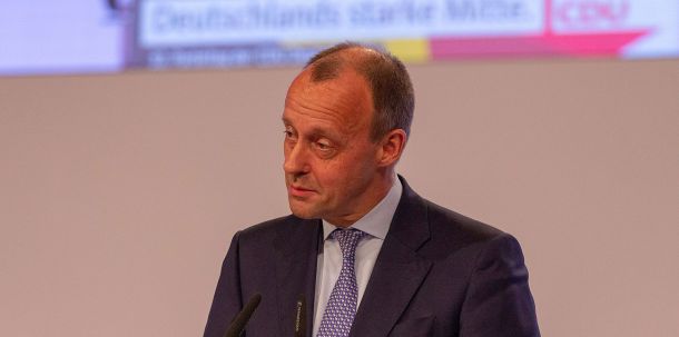 Und so, als grüße das Murmeltier, dürfte auch Friedrich Merz, der einstige politische Dauerkonkurrent von Merkel, wieder ins Rennen gehen.