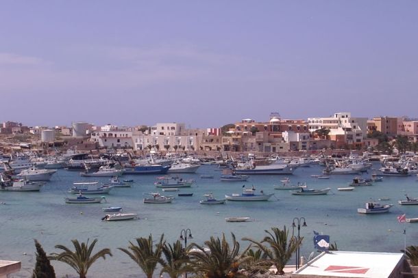 Blick auf den Ort Lampedusa