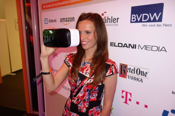 N24 Moderatorin Susanne Schöne mit Alcatel VR-Brille