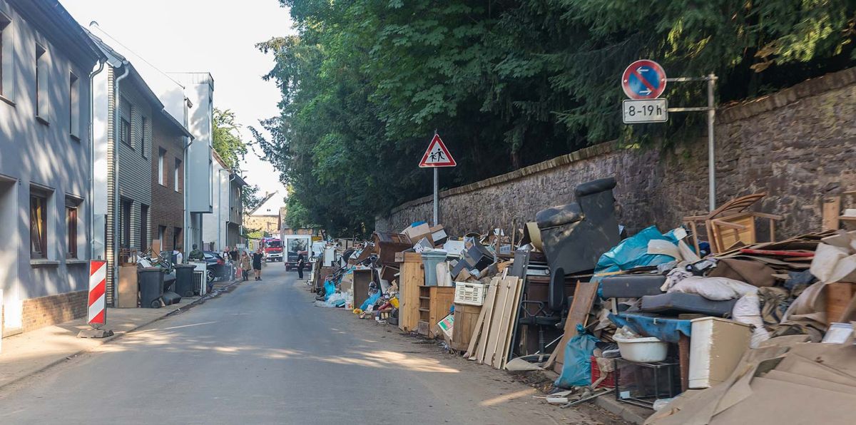 Flamersheim (Kreis Euskirchen), Horchheimer Straße. Aufräumen nach dem Hochwasser Juli 2021.