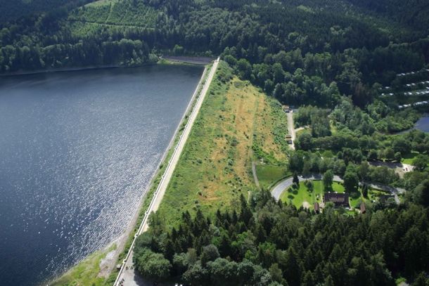 Luftbild des Staudammes der Sösetalsperre