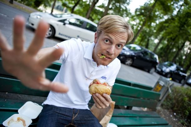 Philipp Walulis beim Genuss eines Burgers