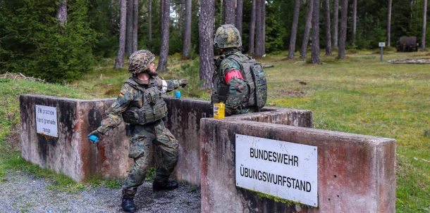 Laut Sensburg gebe es demgegenüber derzeit nur gut 40.000 Reservisten, die jährlich an Übungen teilnehmen, um die persönliche Wehrtauglichkeit zu erhalten.