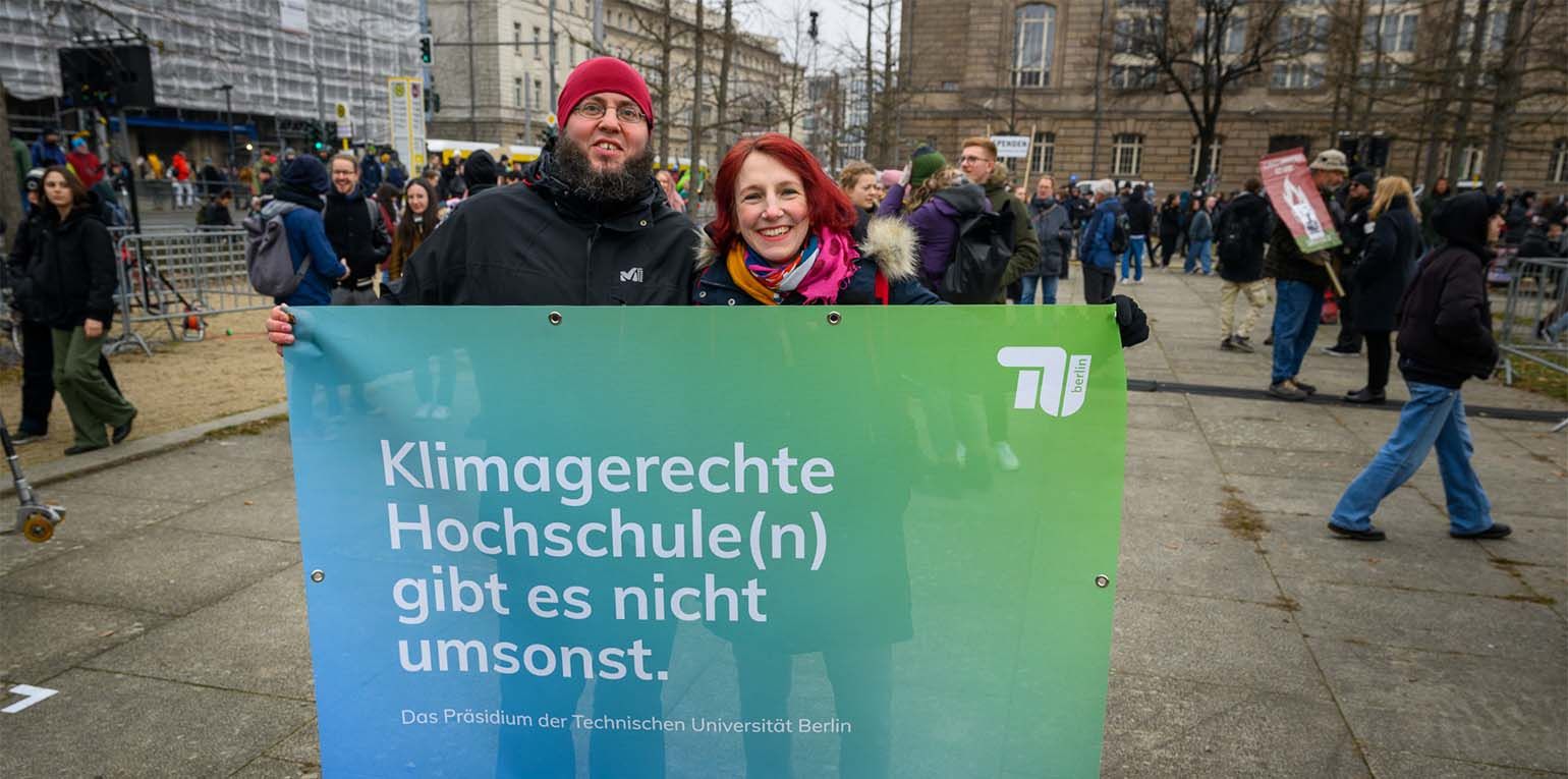 Prof. Dr. Christian Schröder und Prof. Dr. Geraldine Rauch, Vizepräsident für Studium und Lehre und Präsidentin der TU Berlin beim Klimastreik von Fridays for Future.