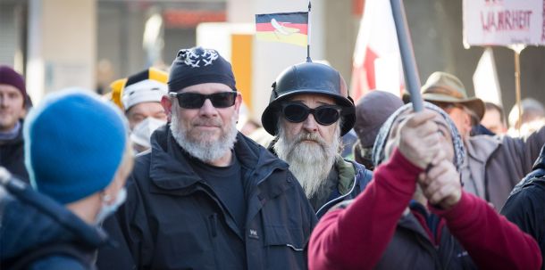 Das Gefährliche: Die Szene ist groß, mehr als 20.000 Anhänger zählen die Behörden. Sie sind gut vernetzt, immer wieder tauchen Verbindungen in die Bundeswehr, in die Polizei auf.