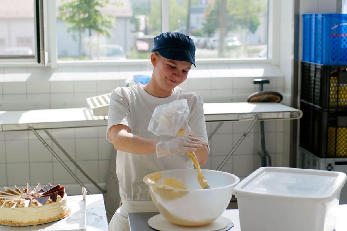 Johanna B. hat Abitur und macht eine Ausbildung als Konditorin. Der Betrieb bietet den Azubis mehr als nur eine Arbeitsstelle, sorgt für hohe Motivation bei den Jugendlichen.