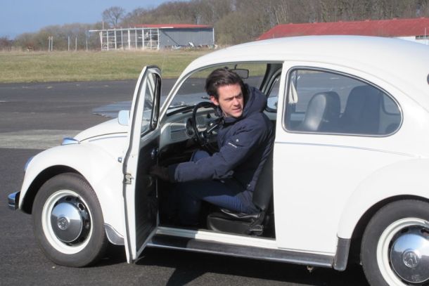 ZDFzoom - Reporter Jo Schück im VW Käfer