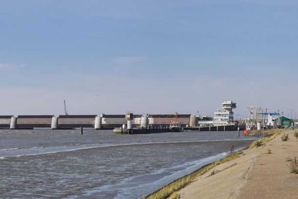 Das Eidersperrwerk befindet sich an der Mündung der Eider in die Nordsee bei Tönning in Schleswig-Holstein.