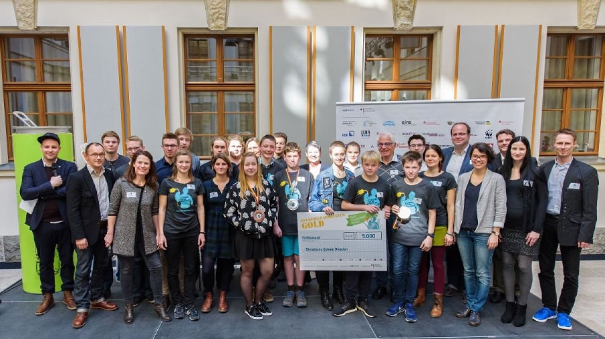 Das Bild zeigt die Energiesparmeister-Finalisten von der Christlichen Schule Dresden (Sachsen), der Sachsenwaldschule Gymnasium Reinbek (Schleswig Holstein) und dem Evangelischen Gymnasium in Siegen-Weidenau (Nordrhein-Westfalen) auf der Preisverleihung im Bundesumweltministerium mit Bundesumweltministerin Barbara Hendricks.