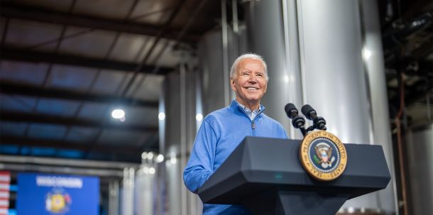 Biden mag auf öffentlicher Bühne (zu) oft stolpern, wackeln und sich verhaspeln. Hinter den Kulissen ist der älteste Präsident der Vereinigten Staaten selbst nach Angaben seiner Kritiker hellwach, voll funktionsfähig und - siehe seine derbe Wortwahl intern über Trump - unverändert angriffslustig.